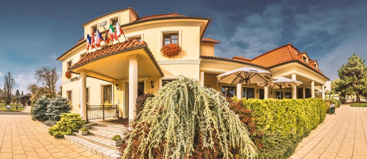 Hotel Buchlovice Ngoại thất bức ảnh